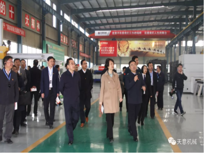 濟(jì)寧市委常委、組織部部長孔凡萍帶領(lǐng)全市“兩新”組織黨建工作現(xiàn)場觀摩團(tuán)蒞臨天意機(jī)械調(diào)研指導(dǎo)